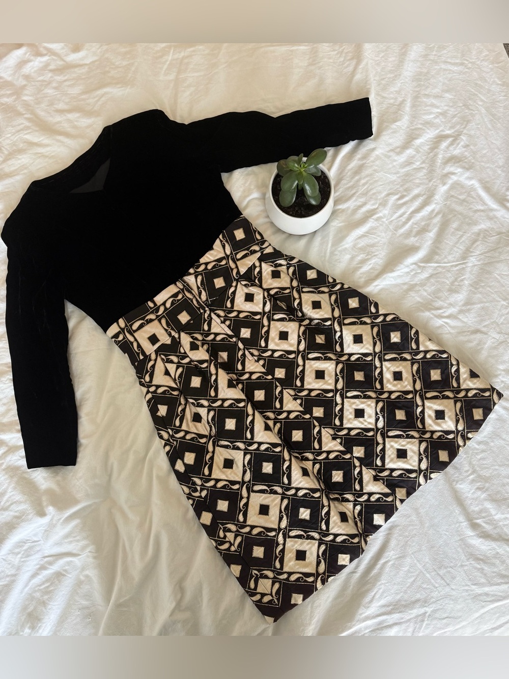 Vintage Handmade 1960s Party Dress with Velvet Bodice and Gold Patterned Skirt - Picture 6 of 8